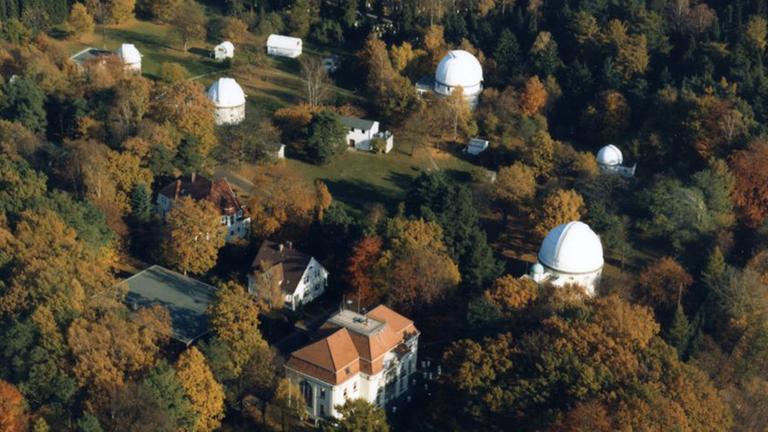 Die Hamburger Sternwarte in Bergedorf, Ort vieler Asteroidenentdeckungen