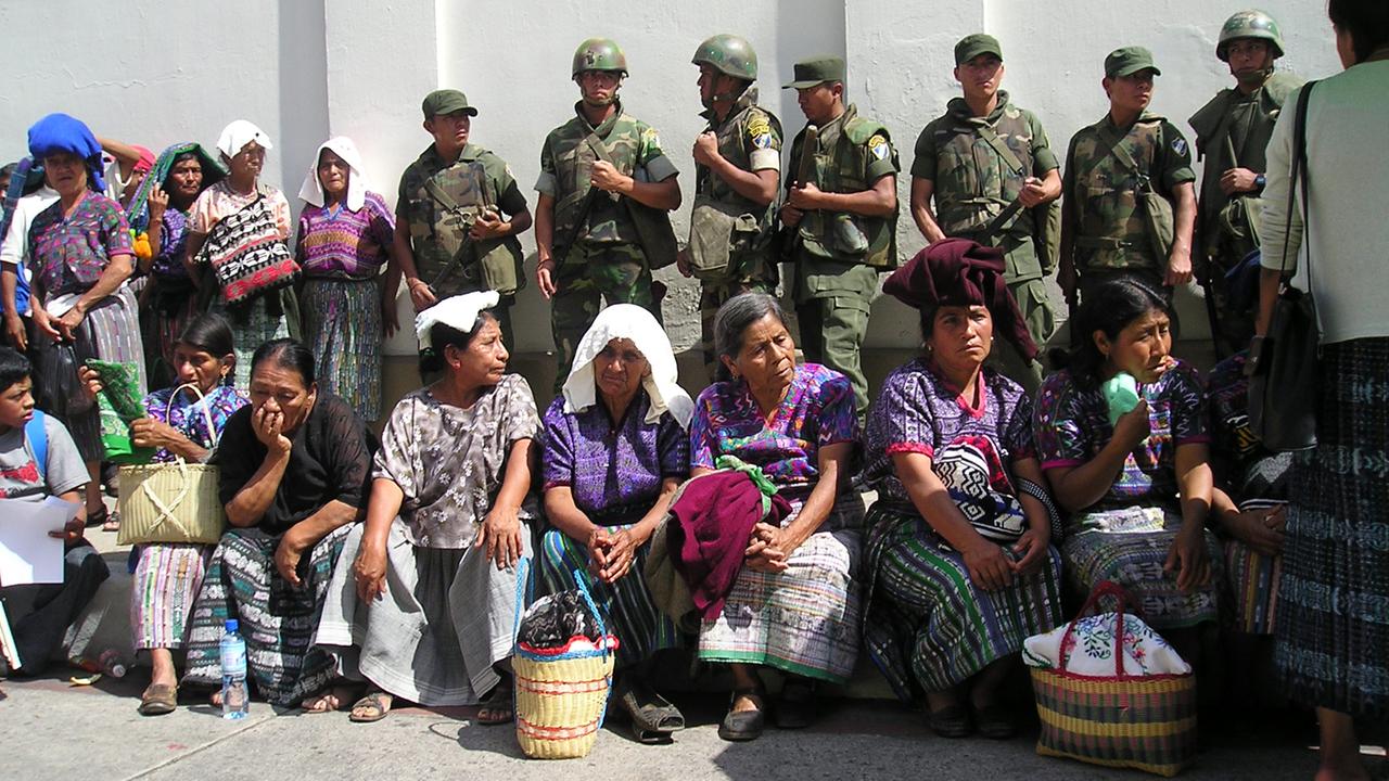 Indígena-Frauen in Guatemala fordern Wiedergutmachung.