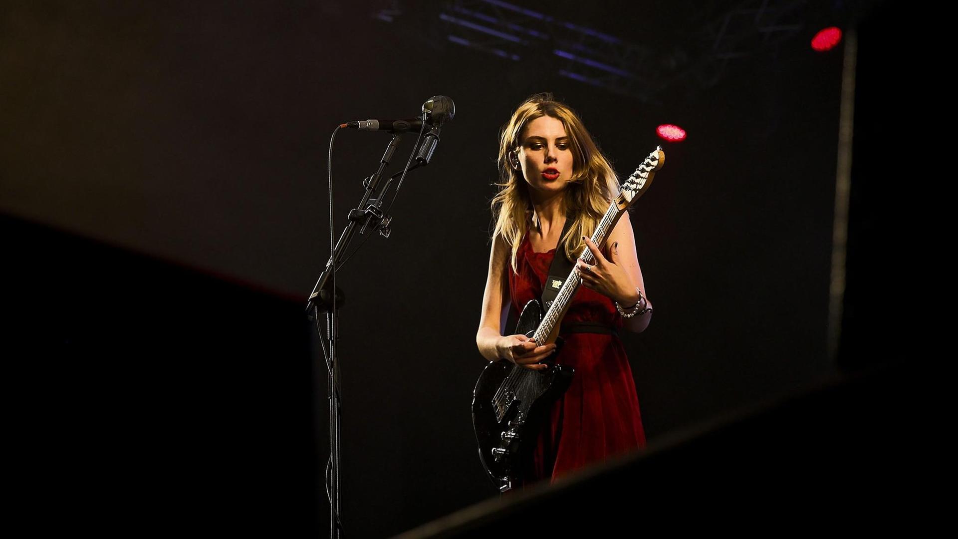 Ellie Rowsell, Lead-Sängerin der britischen Alternative Rockband Wolf Alice bei einem Konzert in Lissabon