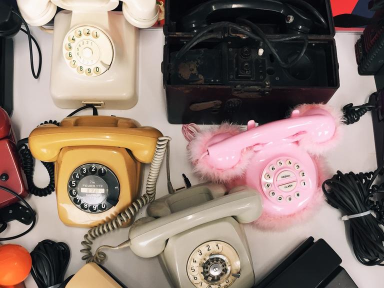 Viele alte Telefone auf einem Tisch