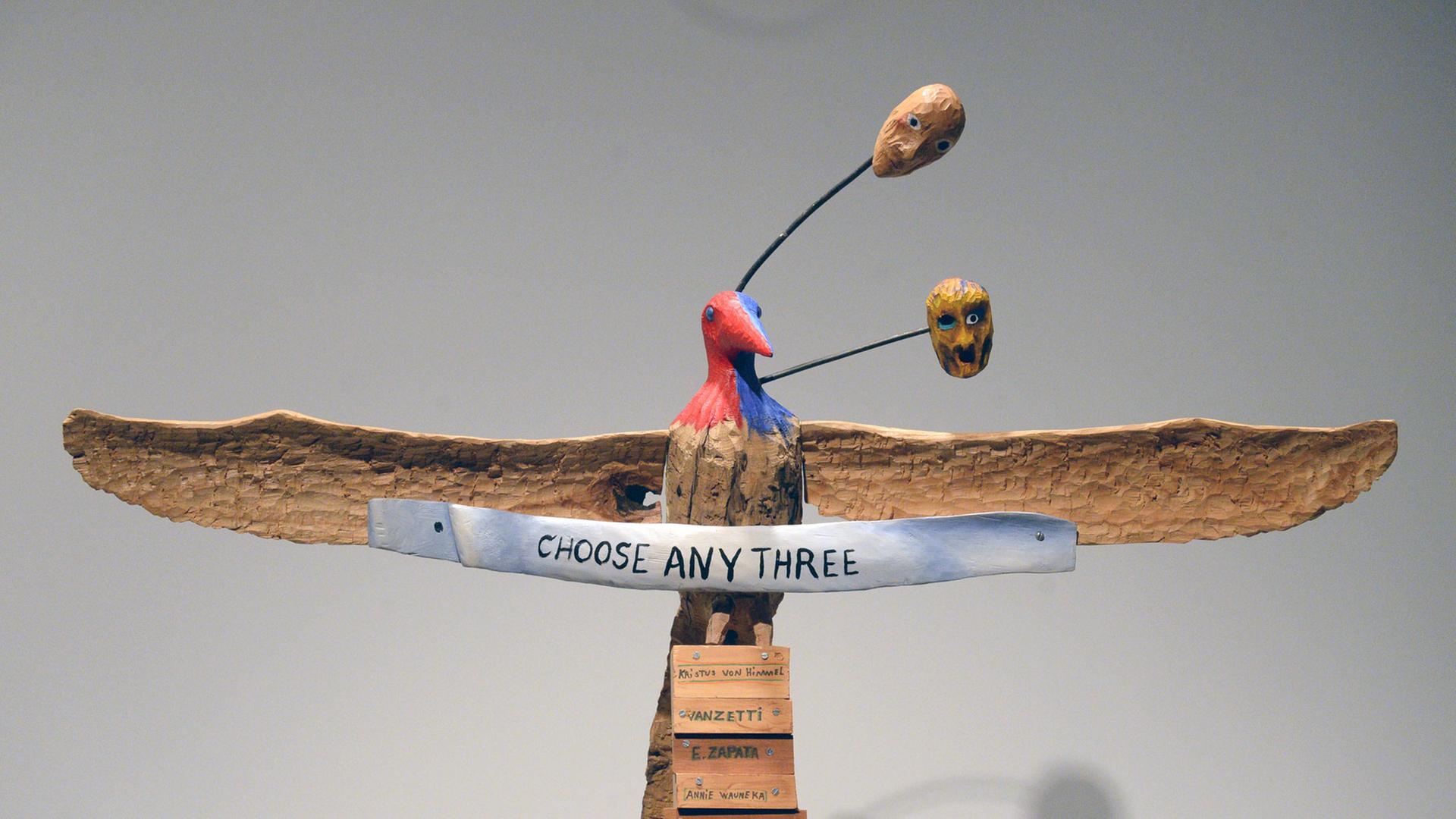 Das Objekt "Choose any three" von 1989 des Künstlers Jimmie Durham, aufgenommen am 07.03.2014 im Rahmen der Biennale 2014 im Whitney Museum in New York (USA).