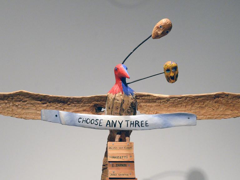 Das Objekt "Choose any three" von 1989 des Künstlers Jimmie Durham, aufgenommen am 07.03.2014 im Rahmen der Biennale 2014 im Whitney Museum in New York (USA).