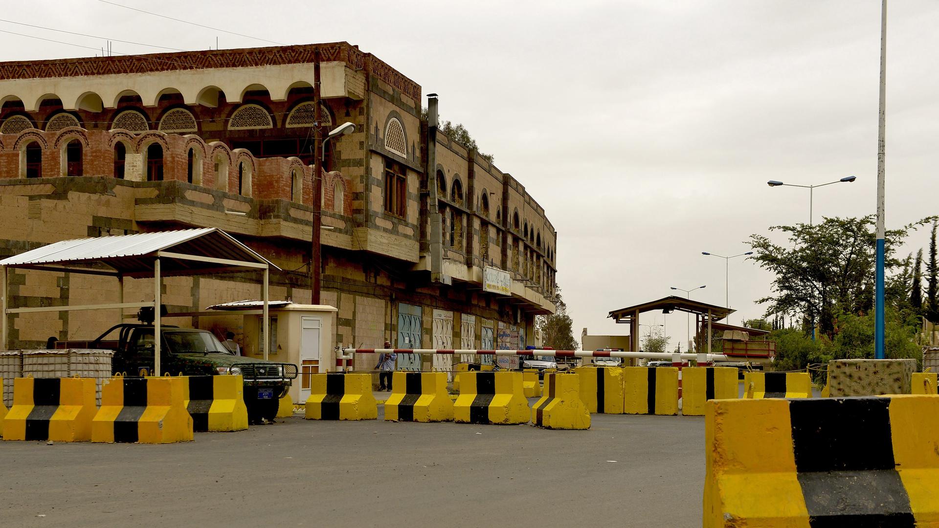 epa03812094 Security barriers block the access to the US Embassy in Sana_a, Yemen, 03 August 2013. The United States has issued a warning to its citizens and travelers following message intercepts by senior Al Qaeda members discussing attacks against Amer epa03812094 Security barriers block the access to the US Embassy in Sana_a, Yemen, 03 August 2013. The United States has issued a warning to its citizens and travelers following message intercepts by senior Al Qaeda members discussing attacks against Amer
