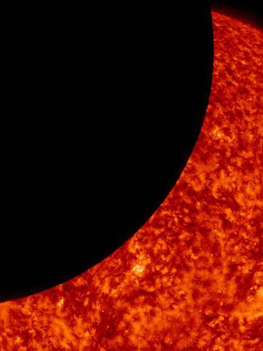 Eine partielle Sonnenfinsternis, beobachtet vom Satelliten Solar Dynamics Observatory