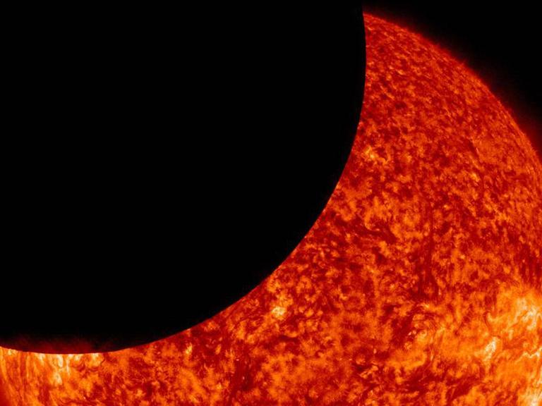 Eine partielle Sonnenfinsternis, beobachtet vom Satelliten Solar Dynamics Observatory