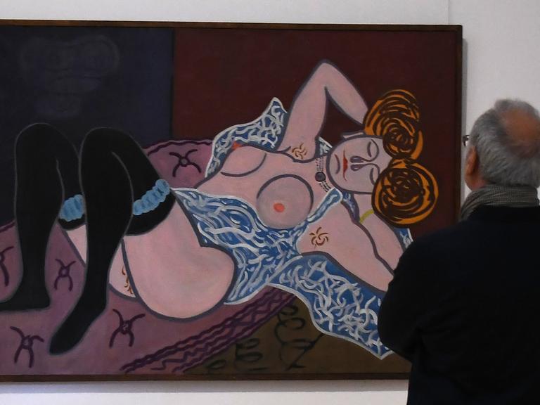 Ein Mann schaut sich in Bremen im Paula Modersohn-Becker Museum das Bild "Reclining Nude" aus dem Jahr 1952 von William Copley an. Das Bild hängt in der Ausstellung "Schlaf - Eine produktive Zeitverschwendung"