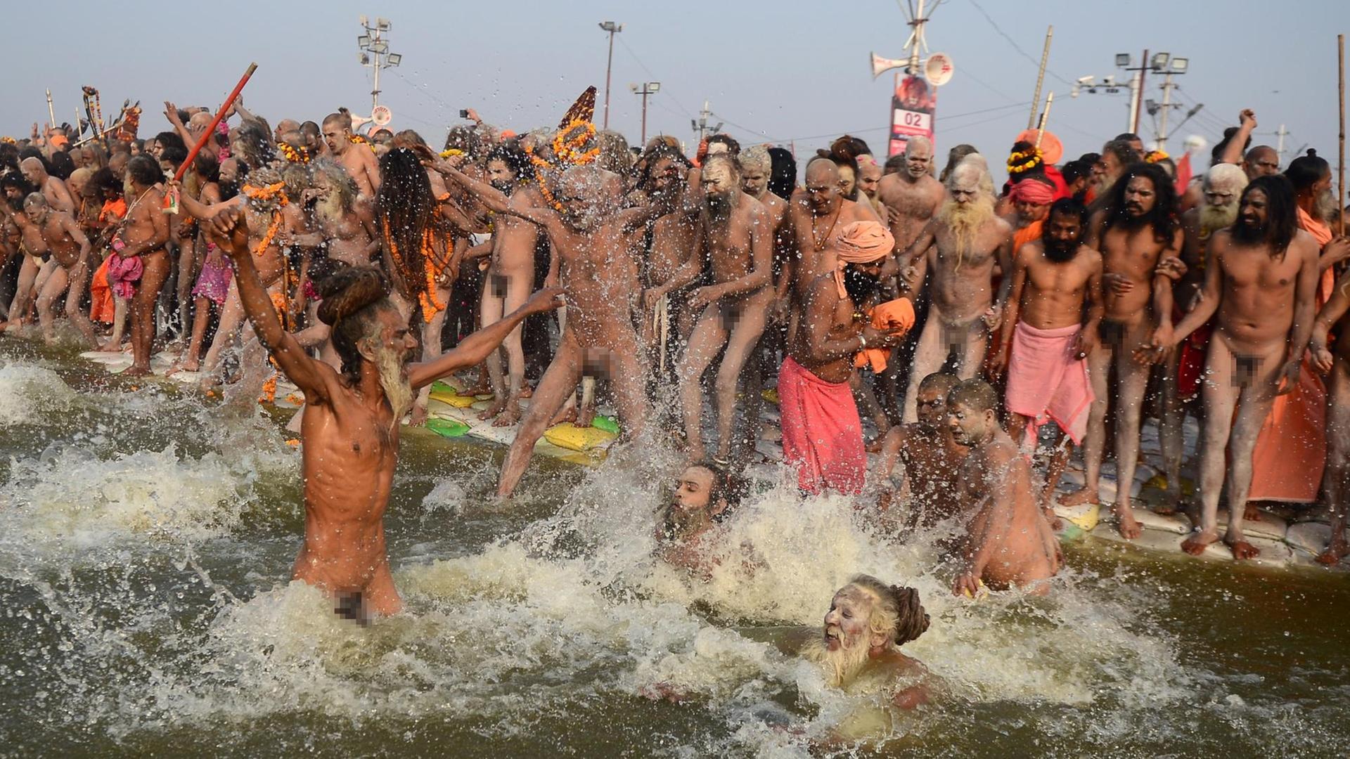 Hindus beim Baden im Ganges