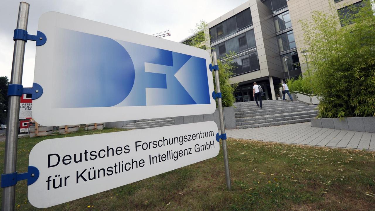 Schild am Eingang des Deutschen Forschungszentrum für Künstliche Intelligenz GmbH (DFKI) in Kaiserslautern 