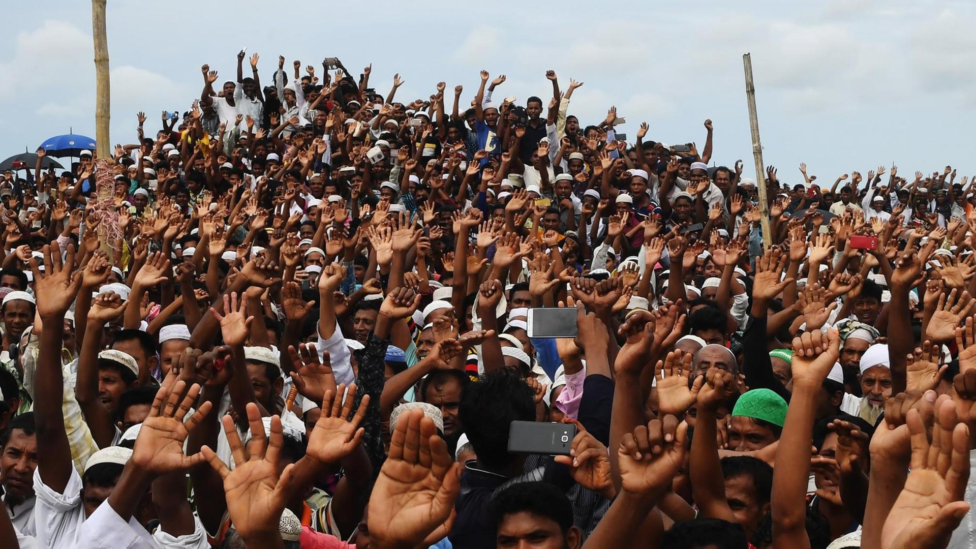 Rohingya-Flüchtlinge in Bangladesch erinnern an den Beginn der Massenvertreibung aus Myanmar vor einem Jahr.