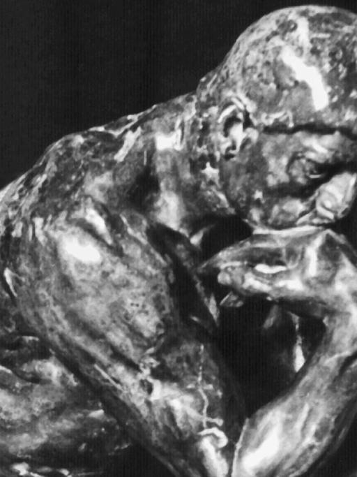 Schwarz-Weiß-Aufnahme der Skulptur "Der Denker" aus dem Jahre 1904 des berühmten französischen Bildhauers, Grafikers und Malers Auguste Rodin (12.11.1840 - 17.11.1917).