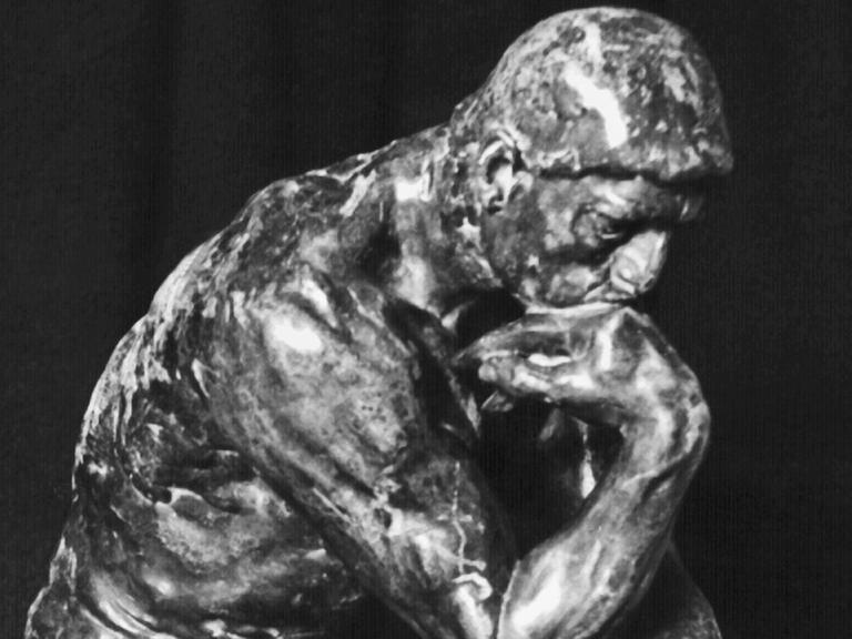Schwarz-Weiß-Aufnahme der Skulptur "Der Denker" aus dem Jahre 1904 des berühmten französischen Bildhauers, Grafikers und Malers Auguste Rodin (12.11.1840 - 17.11.1917).