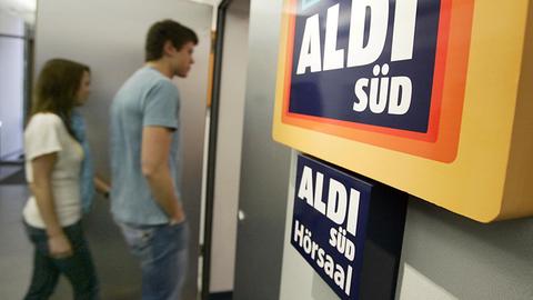 Studenten betreten am Freitag (10.08.2007) in der Fachhochschule in Wiesbaden einen von der Lebensmittelkette Aldi Süd gesponsorten Hörsa