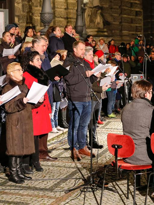 Mitarbeiter aus allen Abteilungen der Semperoper Dresden und der Sächsischen Staatskapelle Dresden sangen auf dem Theaterplatz die Ode "An die Freude" von Ludwig van Beethoven aus seiner 9. Sinfonie.