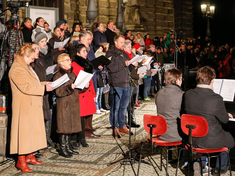 Mitarbeiter aus allen Abteilungen der Semperoper Dresden und der Sächsischen Staatskapelle Dresden sangen auf dem Theaterplatz die Ode "An die Freude" von Ludwig van Beethoven aus seiner 9. Sinfonie.