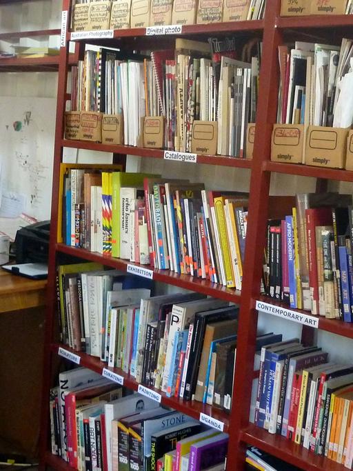 Das Kulturzentrum "32° East“: Hier bekommen junge afrikanische Künstler eine Chance. Die Bibliothek ist in alten Containern untergebracht.