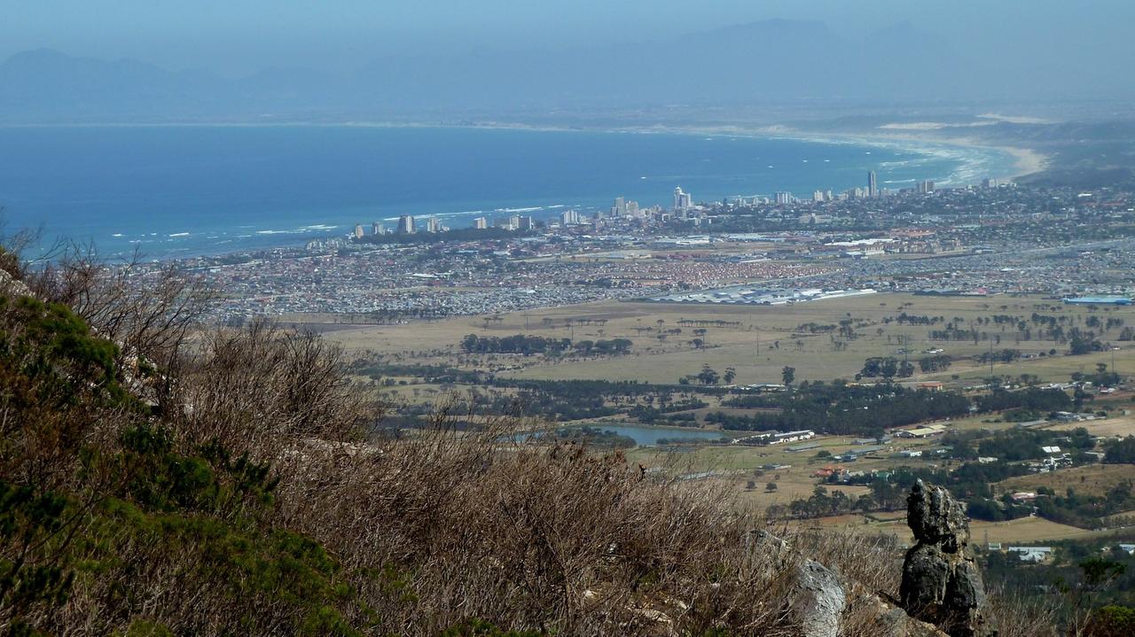 Blick von oben auf Kapstadt und Meer