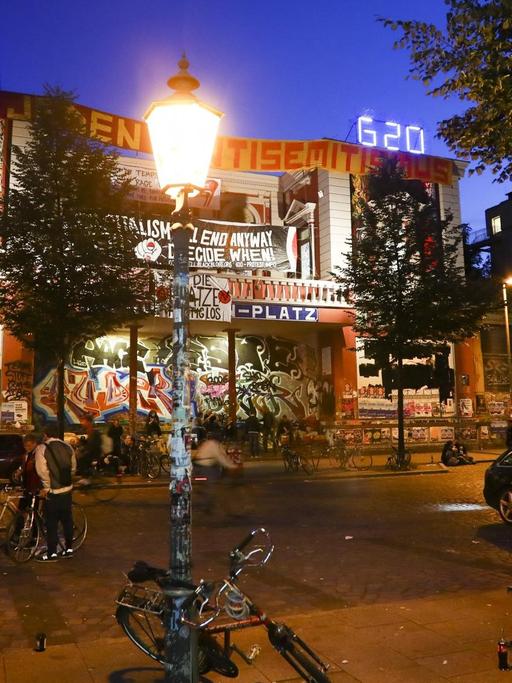 Der Schriftzug «No G20» leuchtet in Hamburg auf dem Dach des autonomen Kulturzentrums Rote Flora im Schanzenviertel.