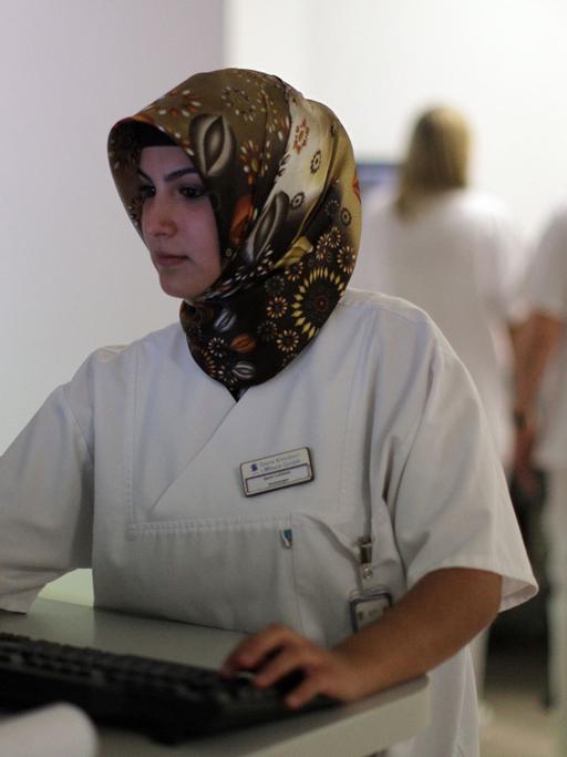 Die Medizinisch-technische Assistentin Betül Caliscan bei ihrer Arbeit in einem Krankenhaus.
