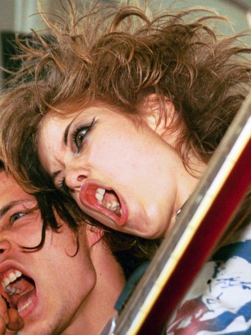 Zwei Punks - ein Sänger und eine Gitarristin - in dem Film über eine Ost-West-Liebesgeschichte "Pissed and Proud" 