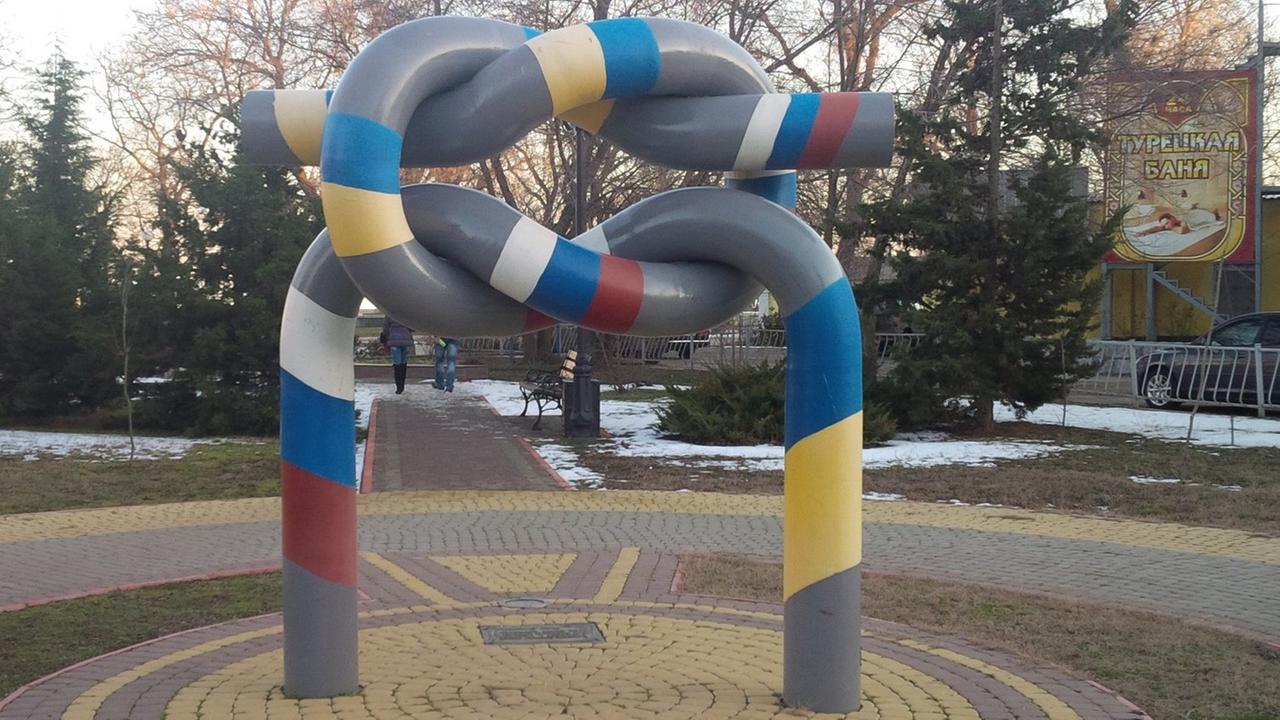 Kunst in der Hafenstadt Kertsch auf der Kr‎im erinnert an die russisch-ukrainischen Beziehungen.