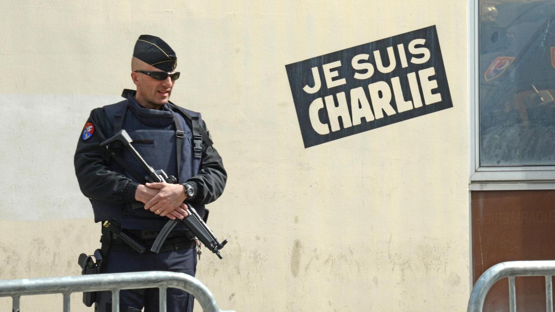 Ein bewaffneter Polizist bewacht in Paris den Eingang zur Redaktion der Satirezeitschrift "Charlie Hebdo", die am 7. Januar 2015 Opfer eines islamistisch motivierten Terroranschlag wurde. Ein bewaffneter Polizist bewacht in Paris den Eingang zur Redaktion der Satirezeitschrift "Charlie Hebdo", die am 7. Januar 2015 Opfer eines islamistisch motivierten Terroranschlag wurde.
