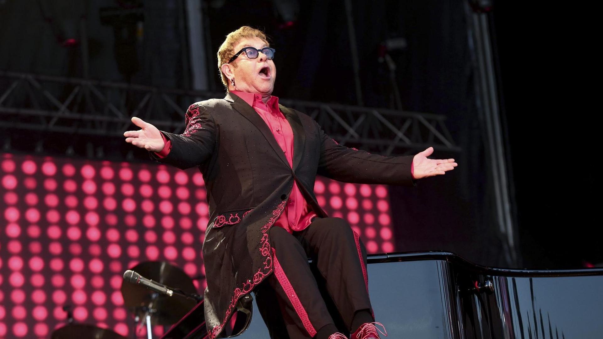 Der britische Popsänger Sir Elton John tritt am 14.07.2016 auf dem MEO Mares Vivas Musik Festival in Vila Nova de Gaia, Portugal auf. Am 25. März 2017 wird er 70 Jahre alt.
