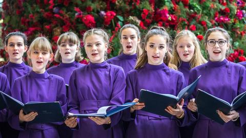 Der "Canterbury Cathedral Girls Choir" singt Christmas Carols im Londoner Bahnhof St.Pancras