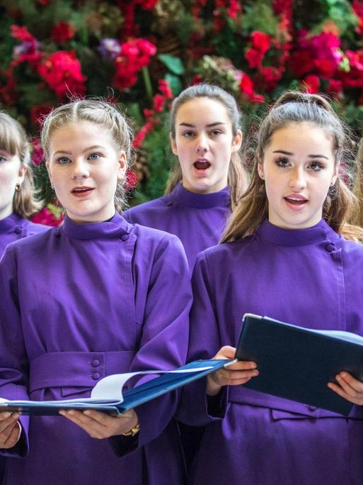 Der "Canterbury Cathedral Girls Choir" singt Christmas Carols im Londoner Bahnhof St.Pancras