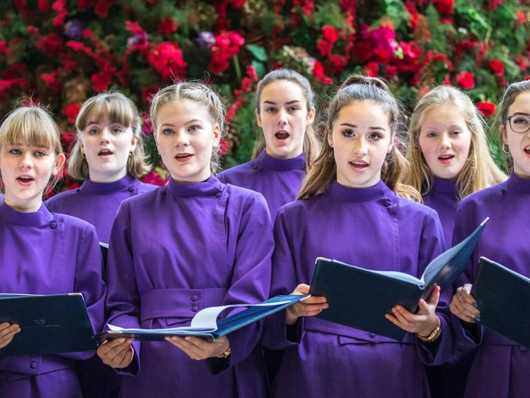 Der "Canterbury Cathedral Girls Choir" singt Christmas Carols im Londoner Bahnhof St.Pancras