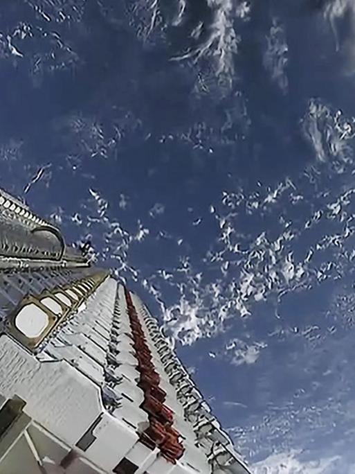 Eine SpaceX Falcon 9-Rakete im Orbit, mit 60 Starlink-Satelliten an Bord, Mai 2019.
