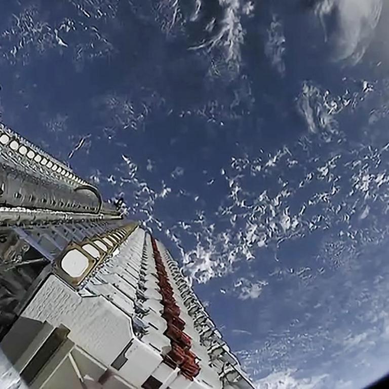Eine SpaceX Falcon 9-Rakete im Orbit, mit 60 Starlink-Satelliten an Bord, Mai 2019.