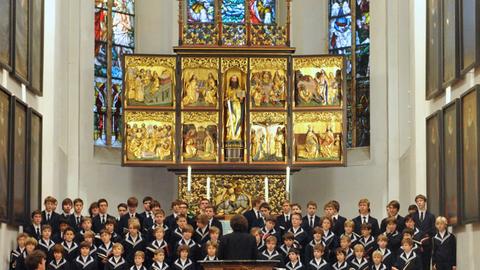 Gruppenbild des Thomaner-Chors vor dem Altar der Leipziger Thomaskirche im Jahr 2012