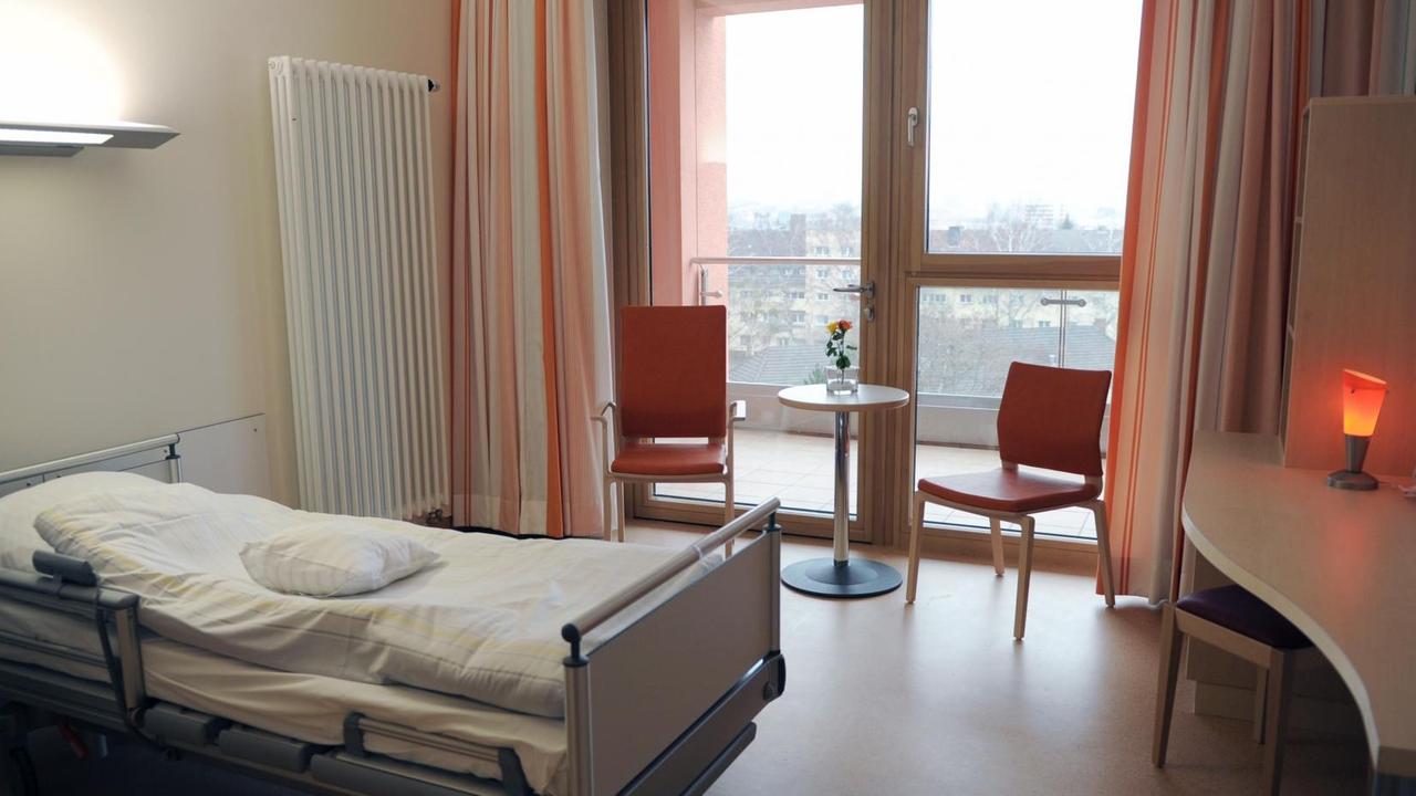 Blick in ein Patientenzimmer der Palliativstation im Roten Kreuz Krankenhaus (RKH) in Kassel