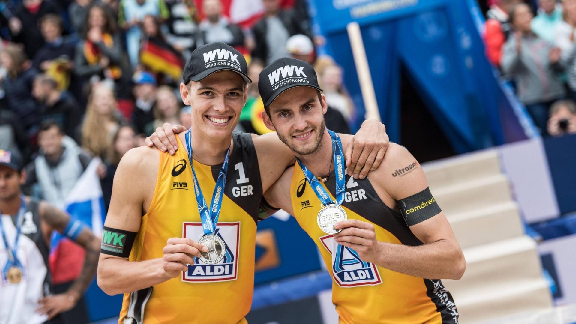 Clemens Wickler und Julius Thole haben bei der Beach-Volleyball-WM in Hamburg Silber gewonnen.