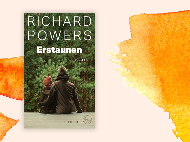 Cover des Romans "Erstaunen" von Richard Powers. Es zeigt von hinten einen Mann und einen Jungen, die auf einer hellen Oberfläche draußen sitzen und auf Nadelbäume schauen. Der Mann hat seinen Arm um den Jungen gelegt.