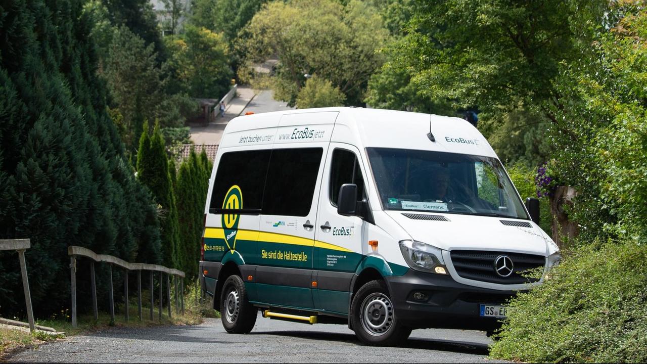 Niedersachsen, Bad Gandersheim: Ein Ecobus fährt über eine Straße durch das Kurgebiet. Das Max-Planck-Institut für Dynamik und Selbstorganisation testet den sogenannten Ecobus im Raum Bad Gandersheim.