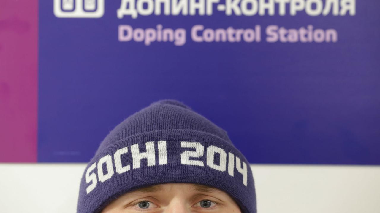 Ein Mann vor einer Doping-Kontrolle in Sotschi während der Olympischen Winterspiele 2014.