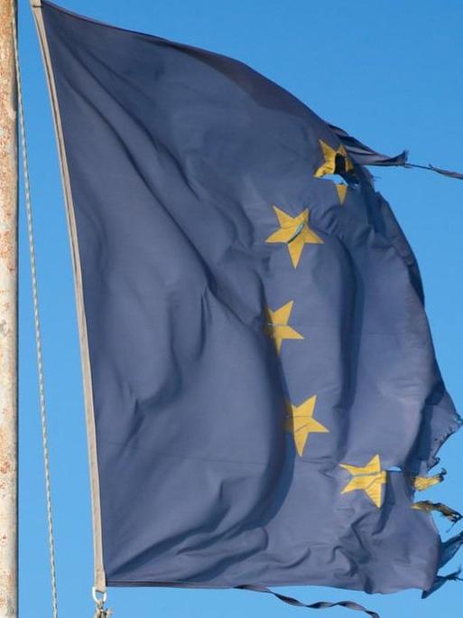 Eine zerissene Europa-Flagge flattert am 01.03.2016 auf dem Passagierterminal im Hafen von Vathy auf der Insel Samos (Griechenland). In der europäischen Flüchtlingskrise haben mehrere Länder in den vergangenen zehn Tagen Flüchtlingsobergrenzen und Grenzkontrollen eingeführt. Dadurch kommt es zu einem großen Rückstau von Migranten in Griechenland.