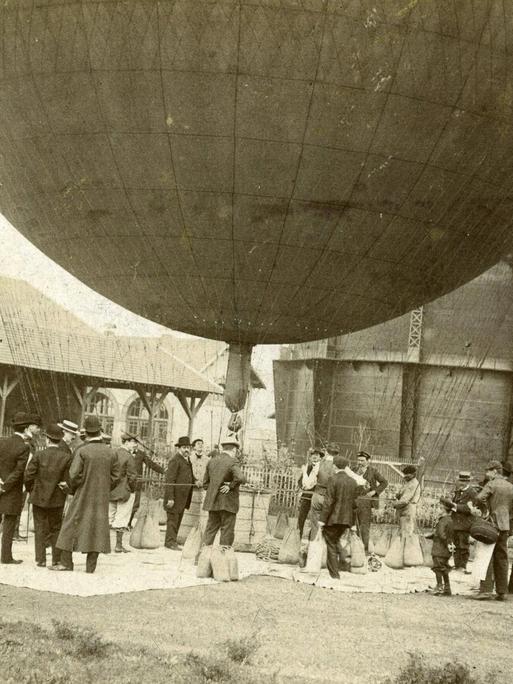 Eine Ballonabfahrt um 1900 in Frankreich. (Symbolbild)