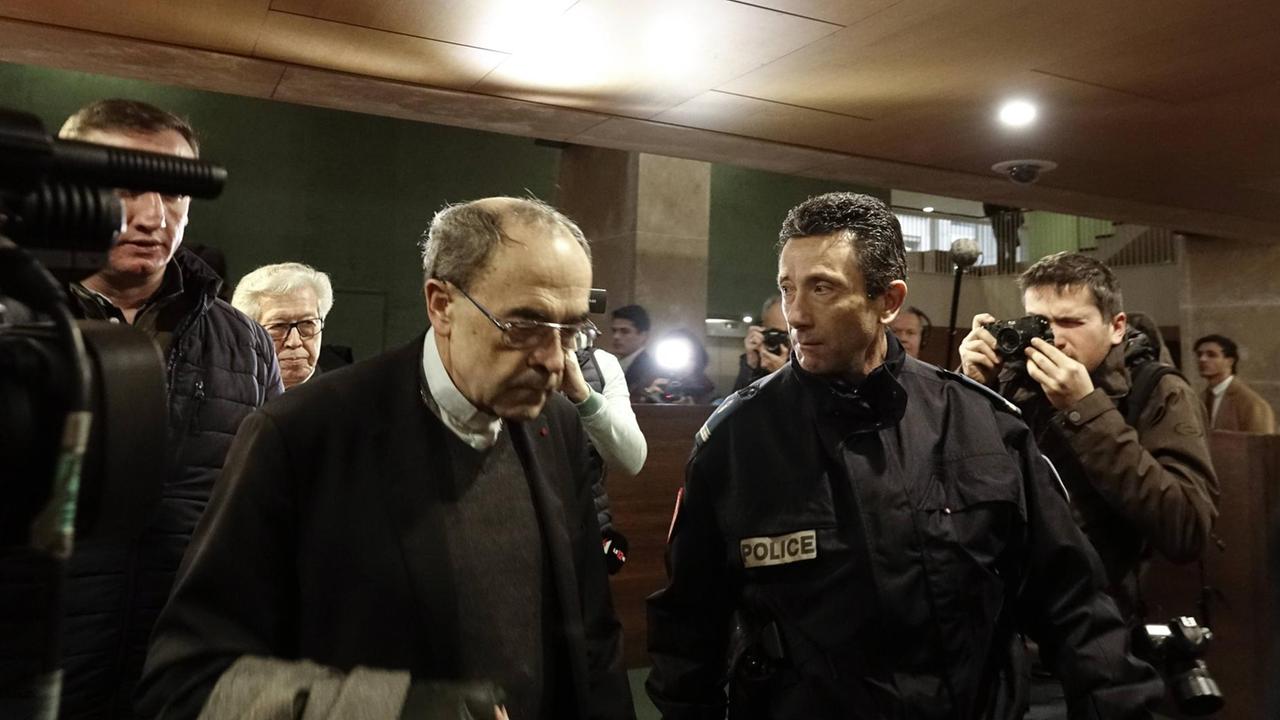 Kardinal Barbarin wurde am Donnerstag, 7.3.2019 in Lyon zu sechs Monaten Haft auf Bewährung verurteilt, weil er Missbrauch vertuscht hat. Aufnahme vom Prozessbeginn Anfang Januar Kardinal Barbarin wurde am Donnerstag, 7.3.2019 in Lyon zu sechs Monaten Haft auf Bewährung verurteilt, weil er Missbrauch vertuscht hat. Aufnahme vom Prozessbeginn Anfang Januar