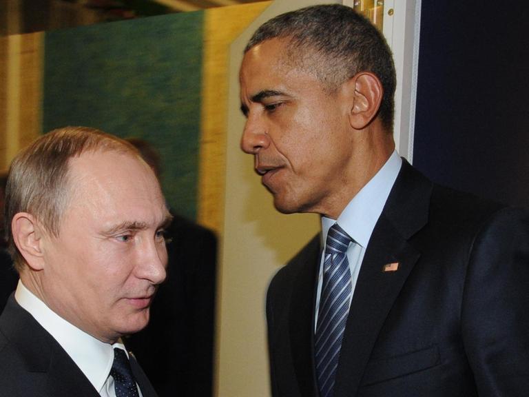 Der russische Präsident Putin trifft am 30.11.2015 mit dem US-Präsident Obama auf der Weltklimakonferenz in Paris zusammen.