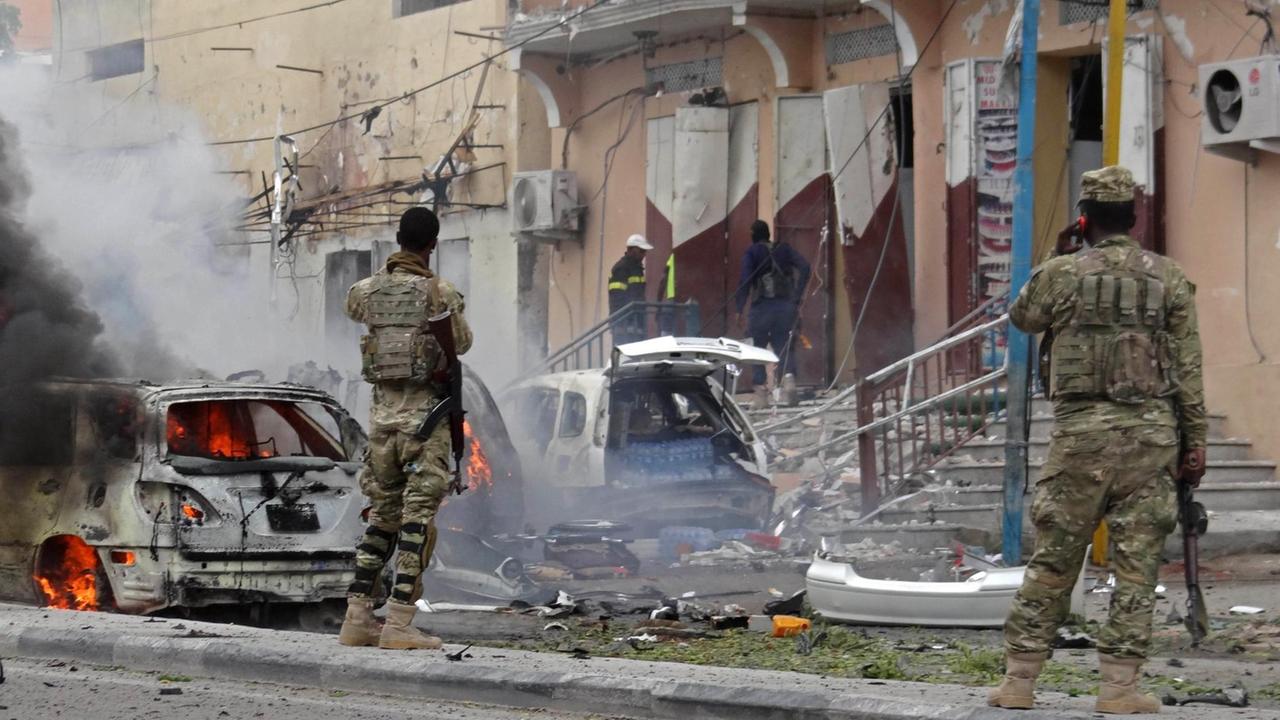 Somalische Sicherheitskräfte vor dem Anschlagsort in Mogadischu am 30. Juli 2017