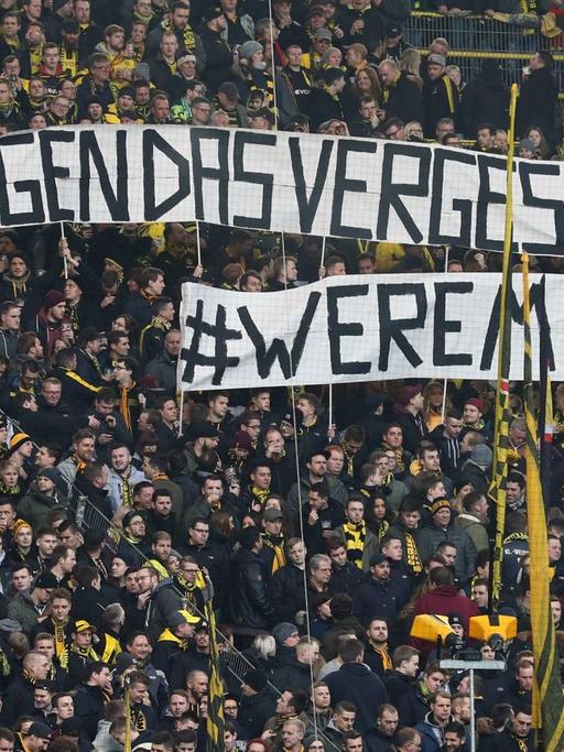 "Gegen das Vergessen": Spruchband der BVB-Initiative Ballspiel-Vereint zum Holocaust-Gedenktag am 27.01.2018.