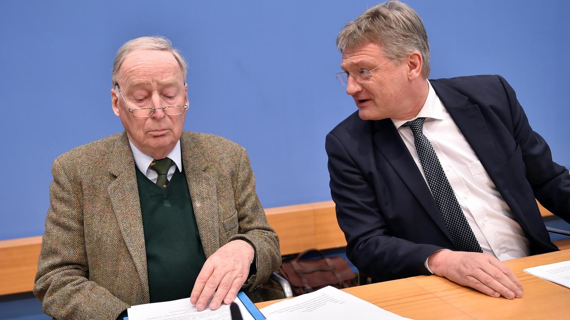 Alexander Gauland und Jörg Meuthen, Bundesvorsitzende der AfD, sprechen zur Unterzeichnung des Koalitionsvertrages zwischen CDU, CSU und SPD.
