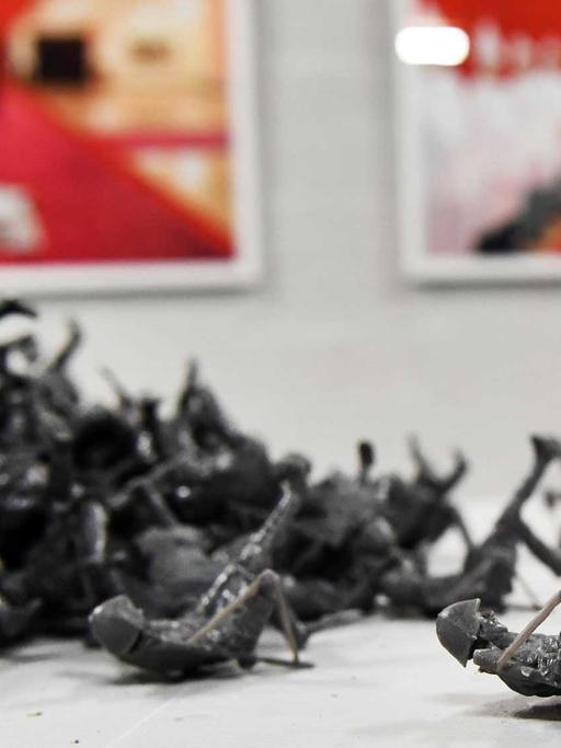 Das Kunstwerk "Mauerspringer" von Fernando Sanchez Castillo aus kleinen Soldaten-Figuren ist am 26.07.2017 in Dresden (Sachsen) auf der 11. Internationalen Ausstellung für zeitgenössische Kunst "Ostrale" zu sehen.