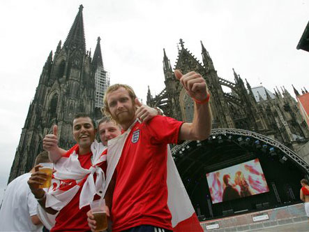 Englische Fußballfans zu Gast bei der Weltmeisterschaft feiern vor dem Kölner Dom. Englische Fußballfans zu Gast bei der Weltmeisterschaft feiern vor dem Kölner Dom.