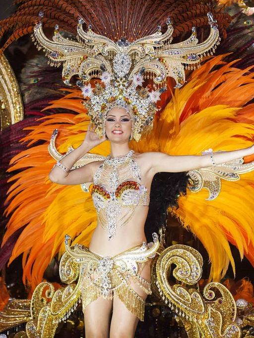 Karnevalskönigin Judit Lopez Garcia auf einer Parade in Santa Cruz auf Teneriffa.
