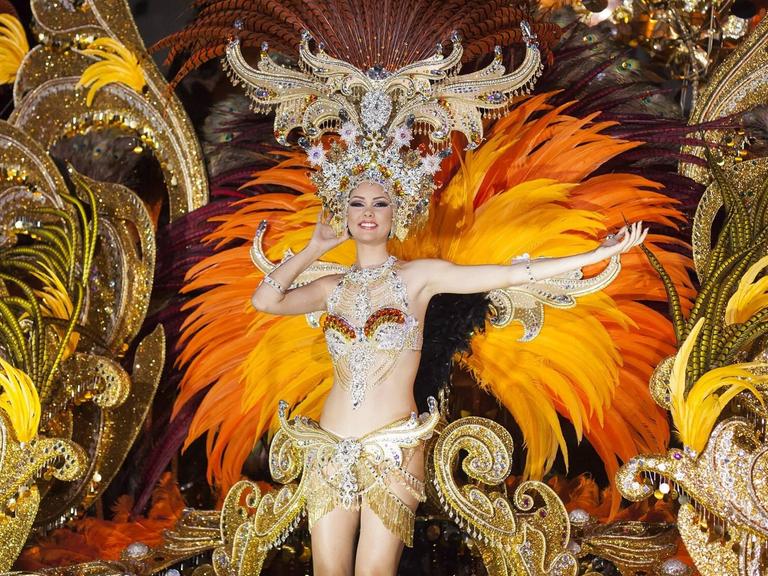Karnevalskönigin Judit Lopez Garcia auf einer Parade in Santa Cruz auf Teneriffa.