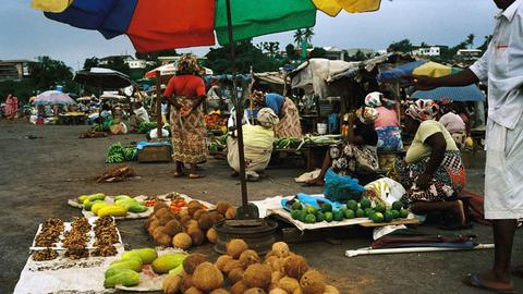 Markt auf der französischen Komoren-Insel Mayotte.