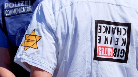16.05.2020, Frankfurt, DEU Demonstration in der Frankfurter Innenstadt. Ungeimpft steht auf dem Aufkleber am Arm eines Mannes, der versucht hat, sich unter die Teilnehmer einer Demonstration zu mischen, die die Verschwoerungstheorien ueber das Corona Virus ablehnt